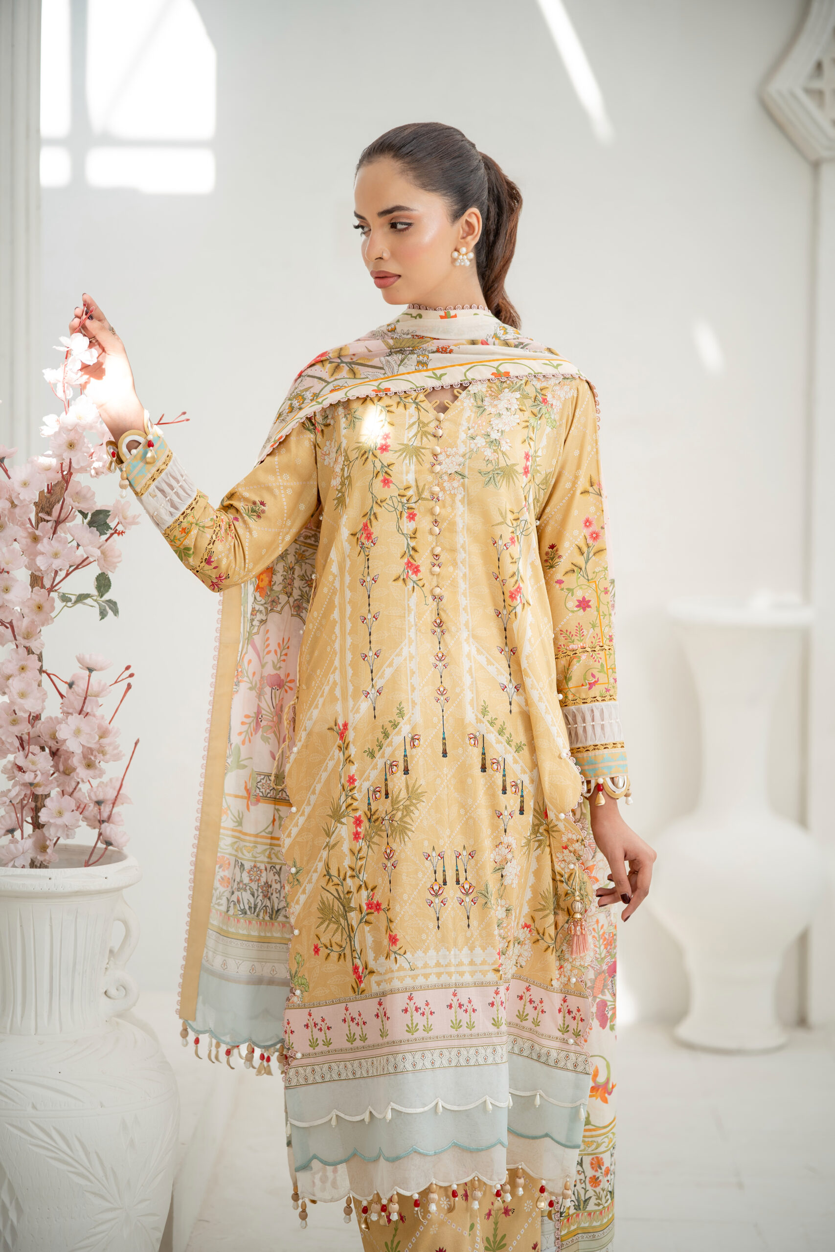 Saadia Ahmed SA26SP302 3pc Printed Lawn 26' - Image 4